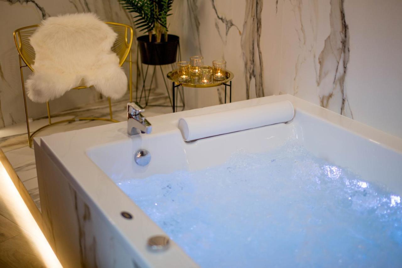 Jacuzzi Main Square Apartment